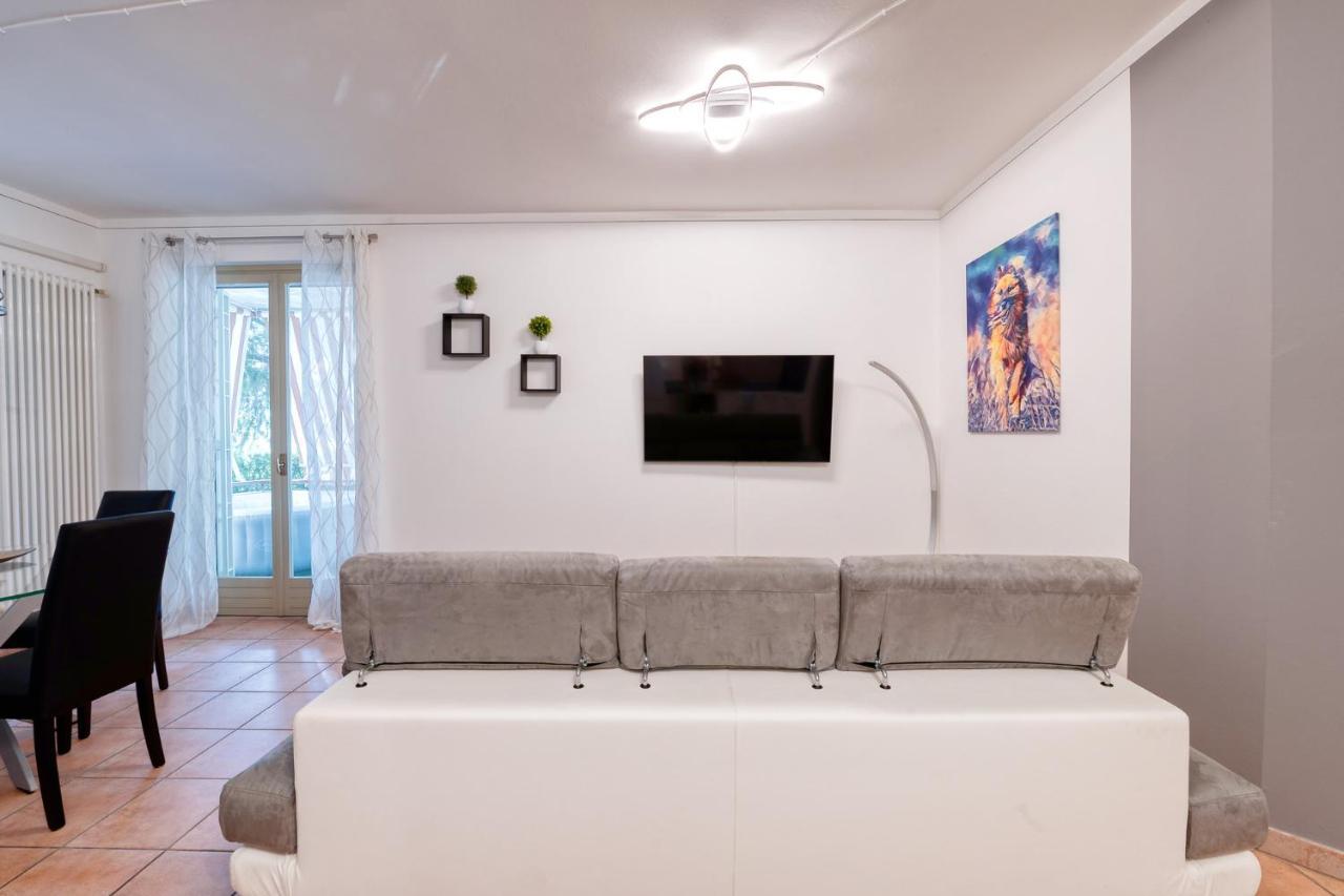 Wolf House - Peschiera Holiday - Jacuzzi Privata Peschiera del Garda Dış mekan fotoğraf